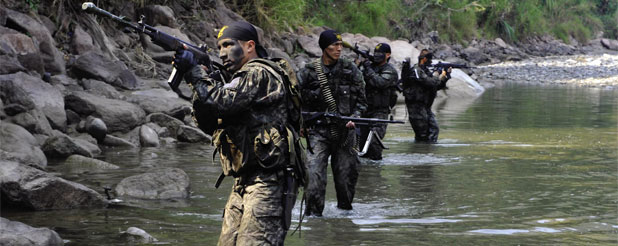 Militares Peruano en el río